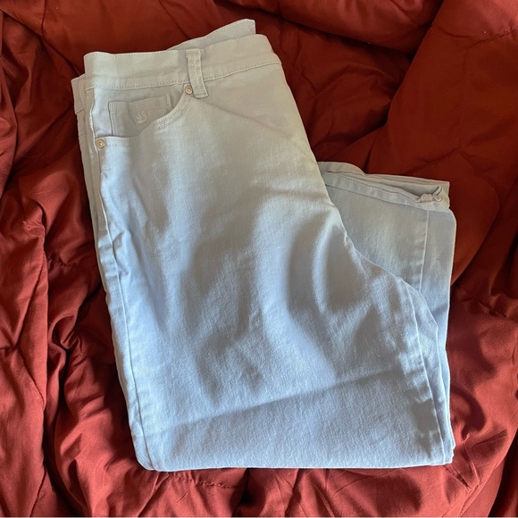 Women’s Gloria Vanderbilt “Amanda” Baby Sky Blue Jean Capris Bermuda - Picture 1 of 11